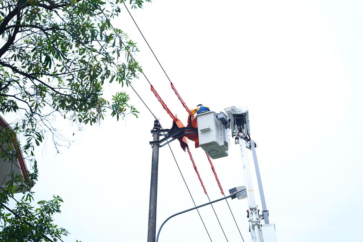 Đội sửa chữa Hotline thay dây định hình pha A tại vị trí cột 26/61 đường dây 22kV lộ 472E14.9 đang mang điện.