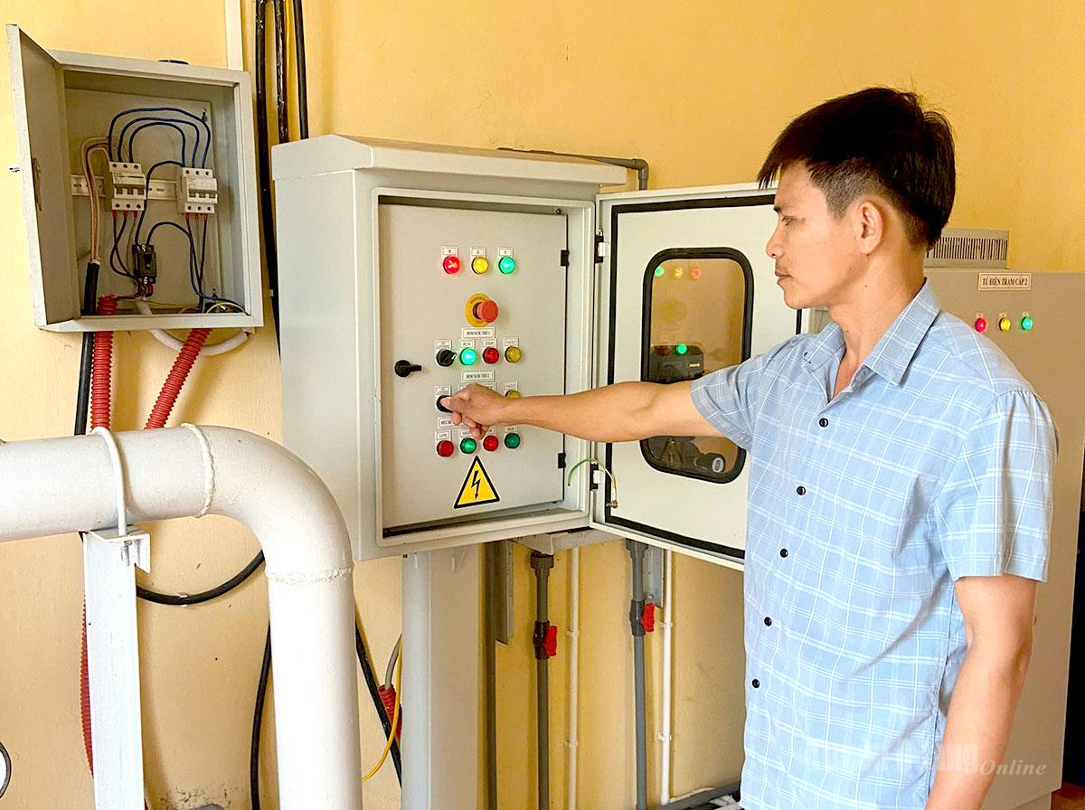Cán bộ quản lý Công trình cấp nước sinh hoạt Tứ Quận kiểm tra vận hành công trình.