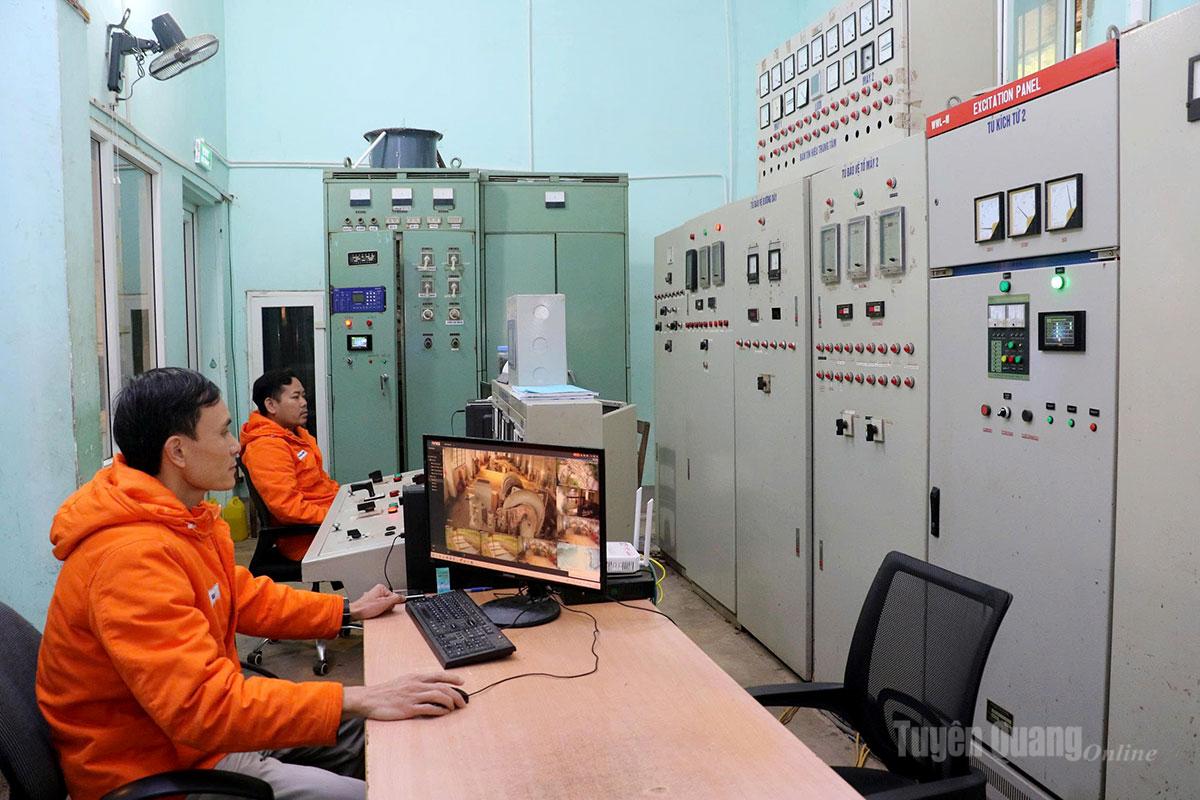 Cán bộ, công nhân trực vận hành Nhà máy thủy điện Nậm Má.