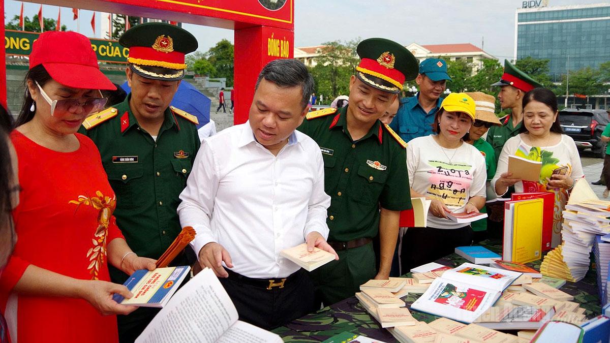 Đồng chí Phó Chủ tịch UBND tỉnh Đỗ Hùng Đức tham quan gian trưng bày sách pháp luật.