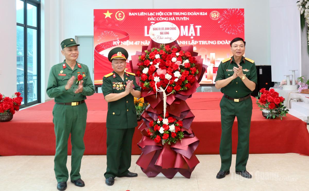 Binh chủng Đặc công tặng hoa chúc mừng  Ban liên lạc Hội CCB Trung đoàn 824.