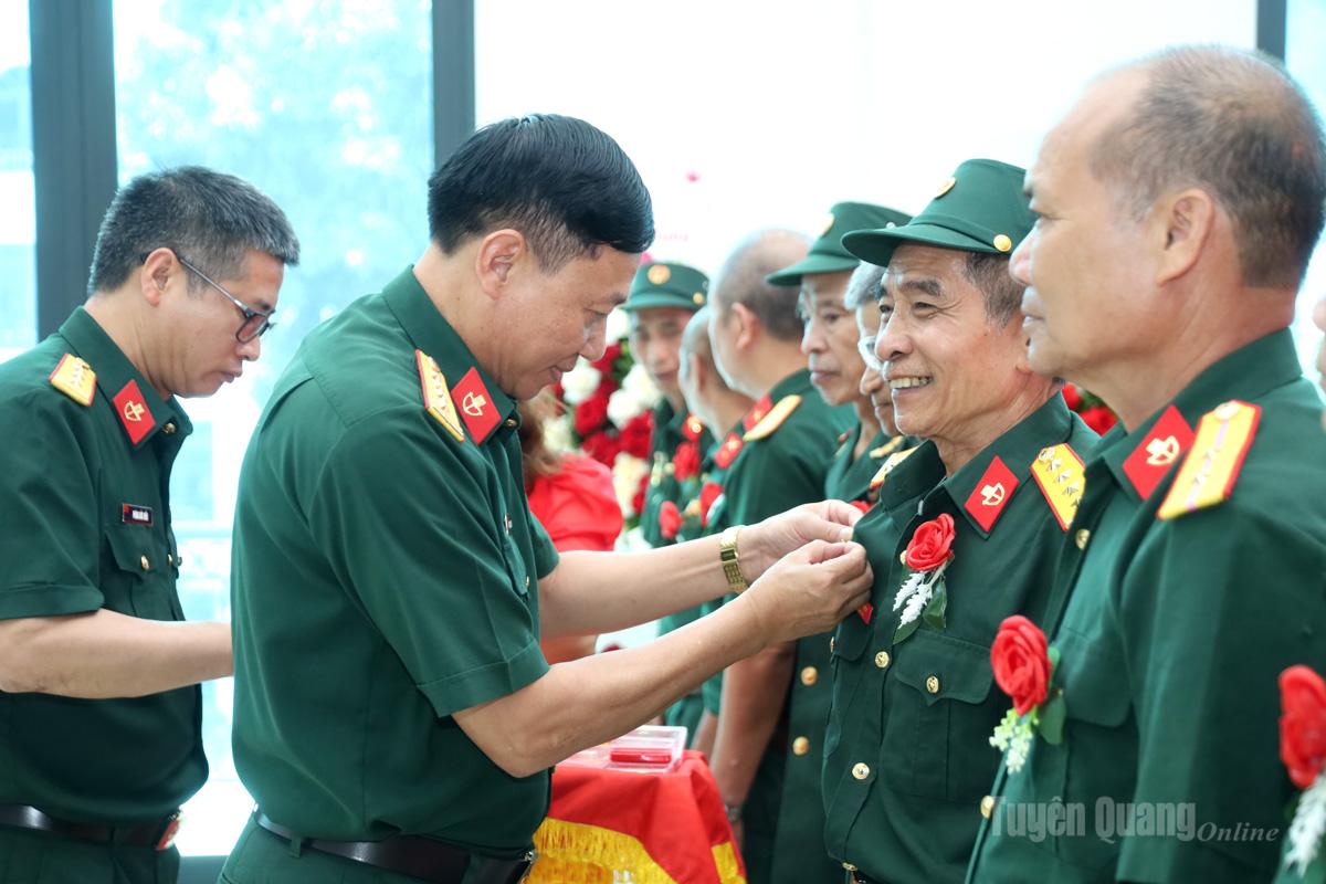 Đại tá Hoàng Ngọc Thanh, Phó Chính ủy Binh chủng Đặc công trao tặng Kỷ niệm chương Vì sự nghiệp chiến đấu và bảo vệ biên giới Tổ quốc cho các cựu chiến binh Trung đoàn Đặc công 824.