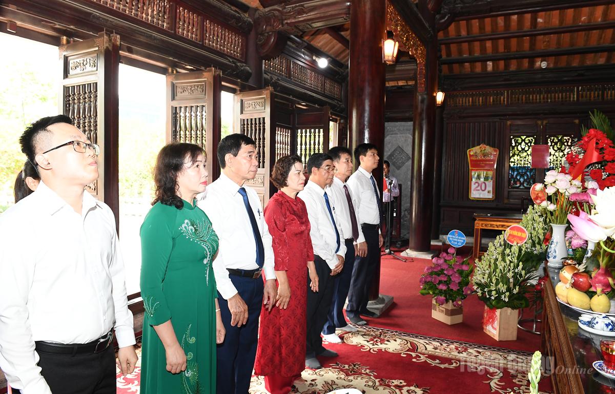 Lãnh đạo Hội Khuyến học tỉnh và đại biểu dâng hương, dâng hoa tại Đền thờ Chủ tịch Hồ Chí Minh.