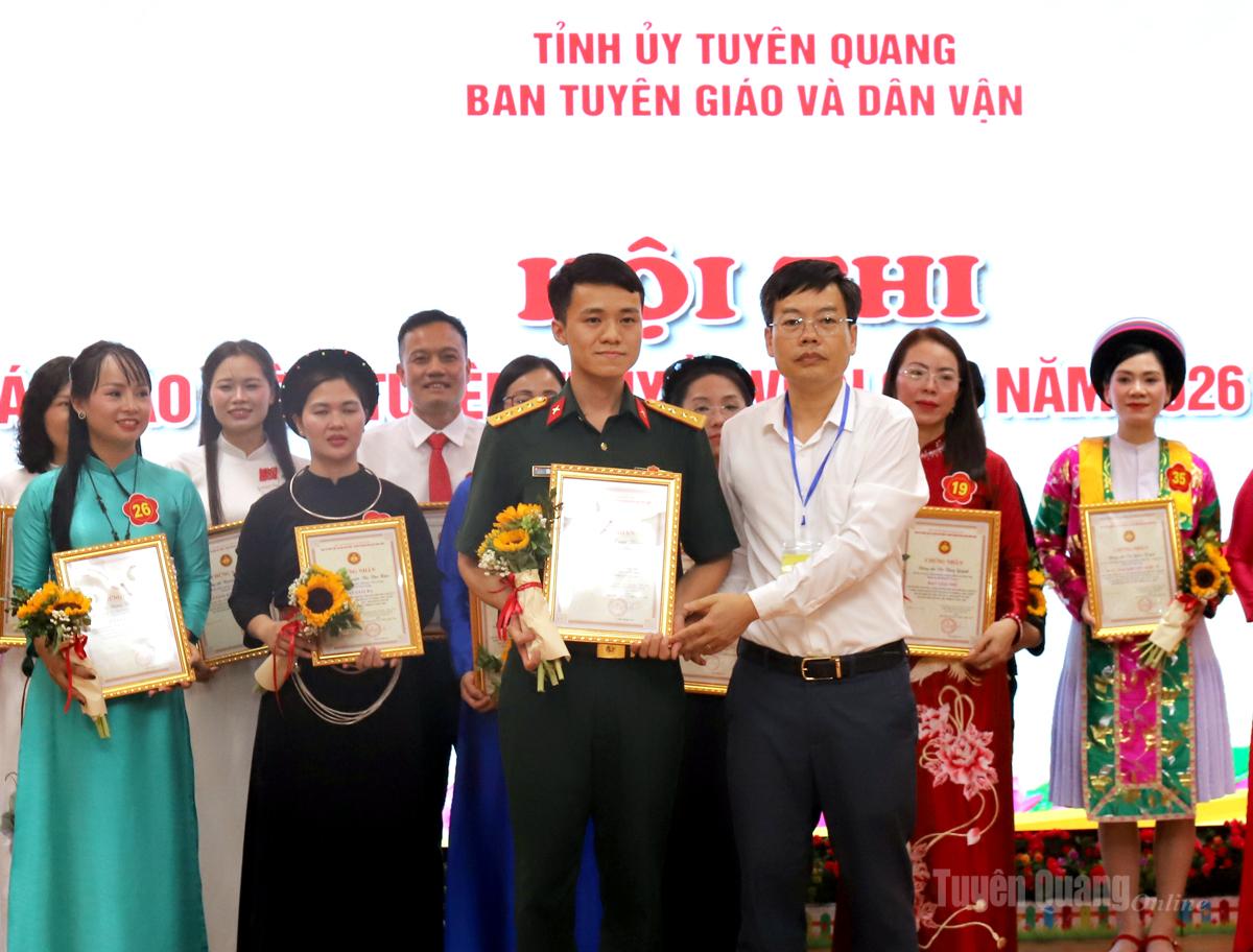 Đồng chí Nguyễn Lam Sơn, Phó Trưởng ban Thường trực Ban Tuyên giáo và Dân vận Tỉnh ủy trao giải Nhất cho thí sinh Vùi Xuân Thanh, Đảng bộ xã Đồng Văn.