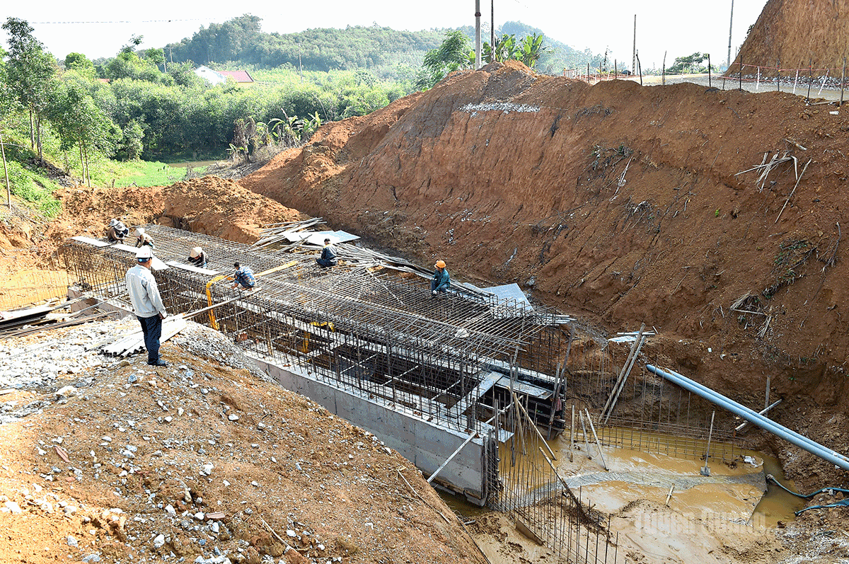 Đơn vị nhà thầu đang thi công hệ thống cống trên tuyến đường.