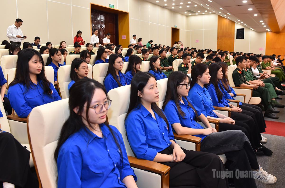 Các em học sinh, sinh viên dự chương trình.