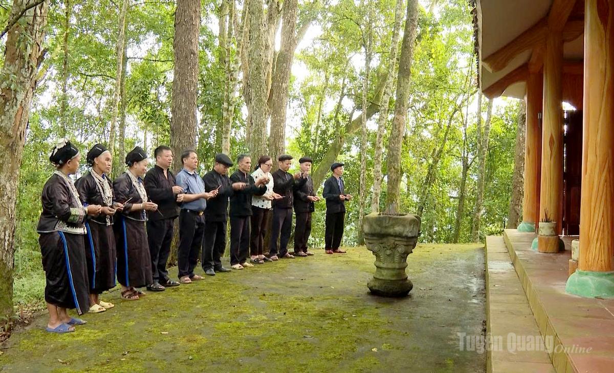 Những người phụ nữ Nùng lần đầu tiên sau hàng trăm năm được cùng nam giới dâng hương tại ngôi miếu thiêng thờ thần rừng.