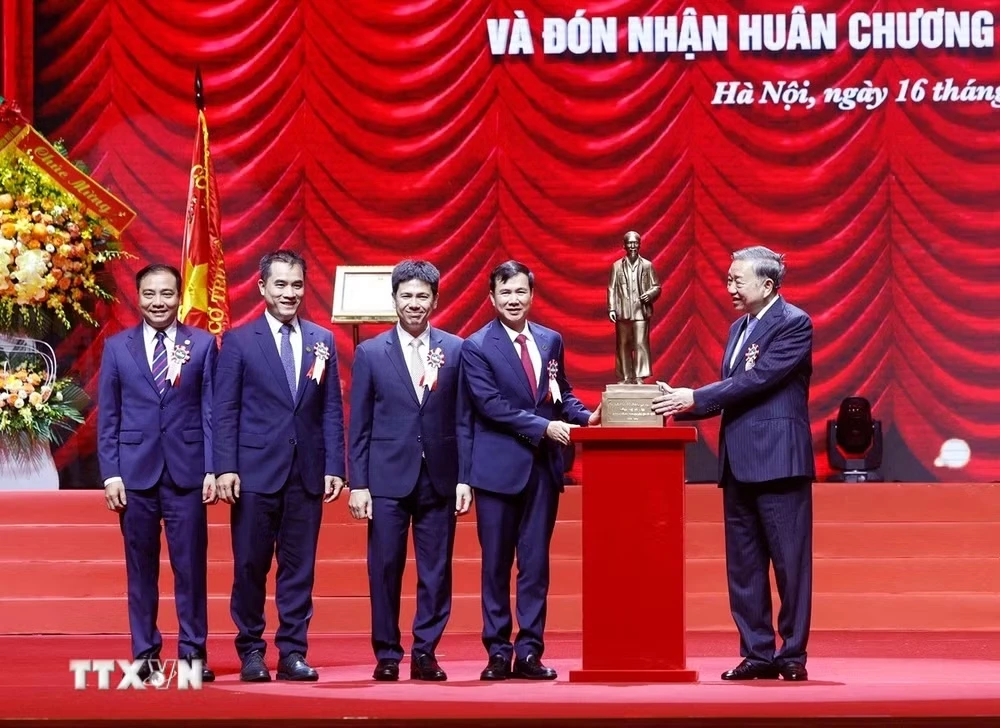 Tổng Bí thư, Chủ tịch nước Tô Lâm tặng bức tượng Chủ tịch Hồ Chí Minh cho Đại học Quốc gia Hà Nội. (Ảnh: Thống Nhất/TTXVN)