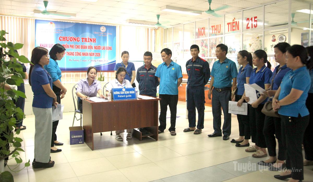 Lãnh đạo Liên đoàn Lao động tỉnh theo dõi công tác khám sức khỏe cho đoàn viên, người lao động.