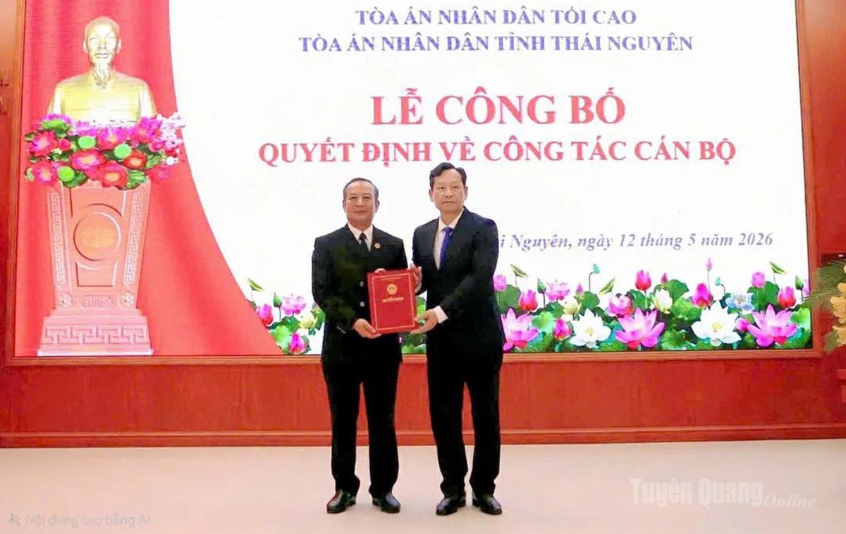  Đại diện Tòa án nhân dân tối cao trao quyết định bổ nhiệm Chánh án Tòa án nhân dân tỉnh Thái Nguyên cho đồng chí Nguyễn Minh Hùng.