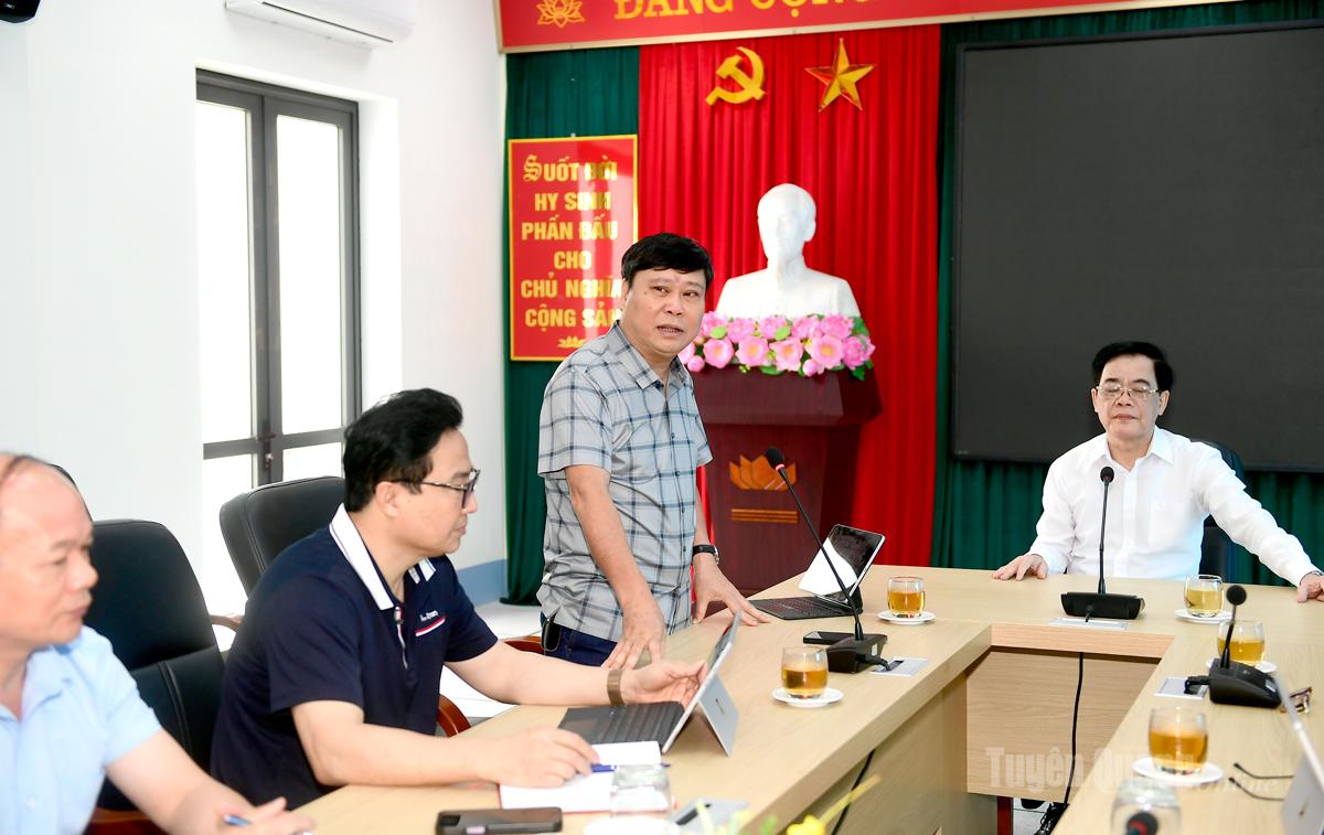 Đồng chí Mai Đức Thông, Ủy viên BCH Đảng bộ tỉnh, Bí thư Đảng ủy, Giám đốc Báo và phát thanh, truyền hình Tuyên Quang, Chủ tịch Hội Nhà báo tỉnh phát biểu tại buổi chia sẻ kinh nghiệm.