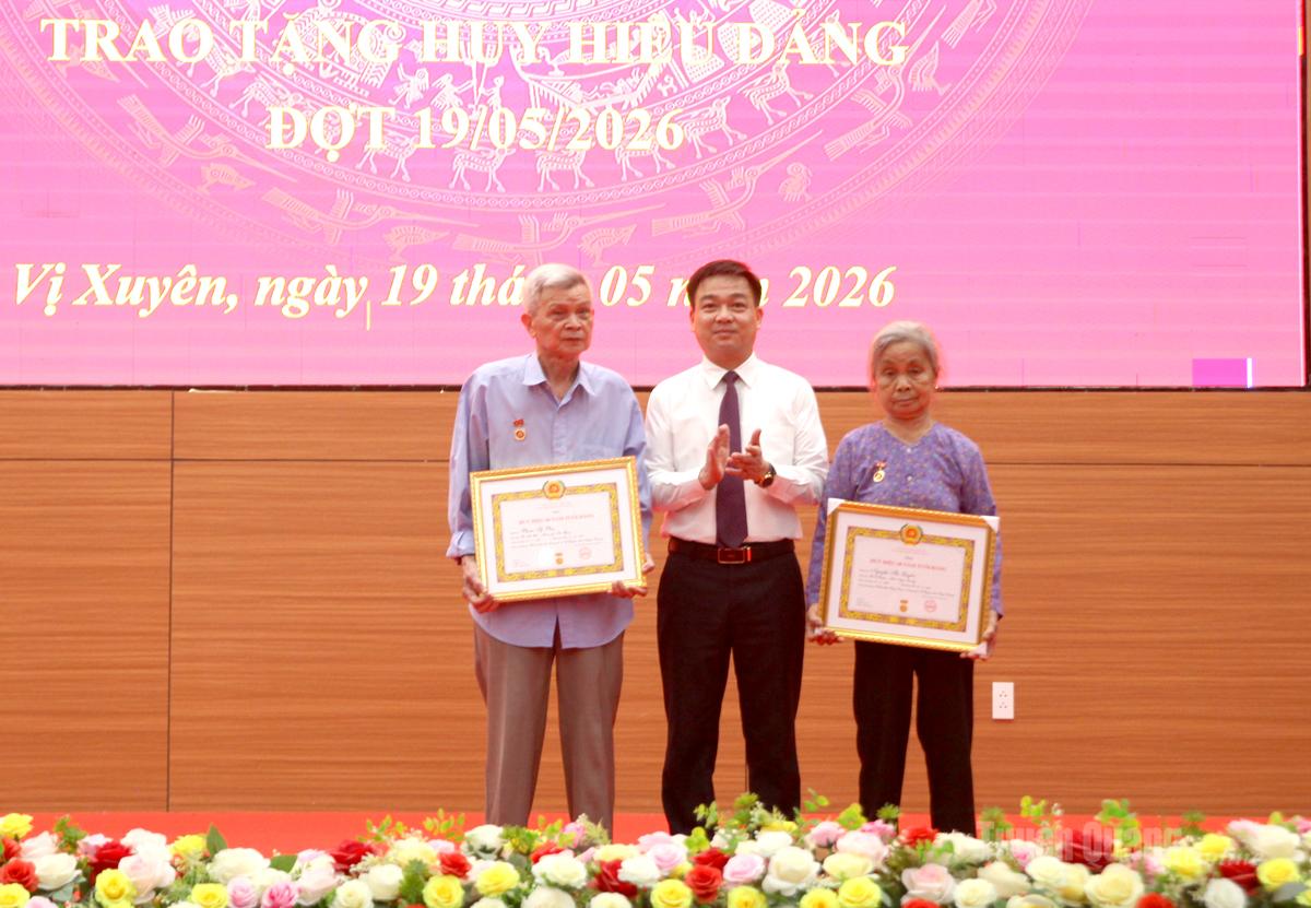 Đồng chí Nguyễn Hưng Vượng trao Huy hiệu 60 năm tuổi Đảng cho đảng viên Phạm Sĩ Phụ và Nguyễn Thị Luyến.