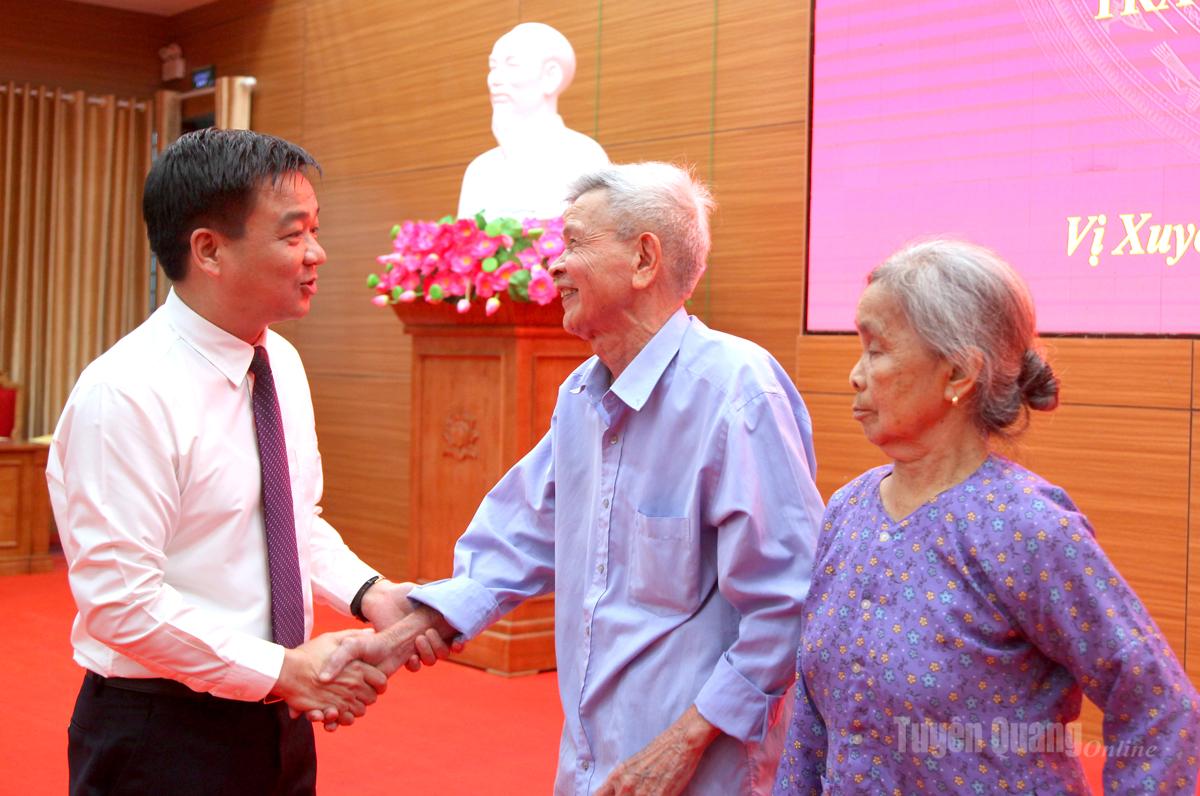 Đồng chí Nguyễn Hưng Vượng chúc mừng hai đảng viên vinh dự nhận Huy hiệu 60 năm tuổi Đảng.