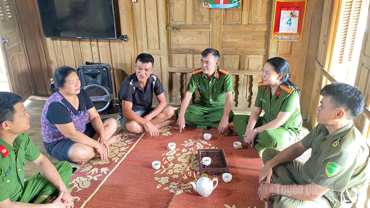 Lực lượng Công an tăng cường tuyên truyền để người dân đề cao cảnh giác phòng chống lừa đảo chiếm đoạt tài sản qua mạng xã hội.
