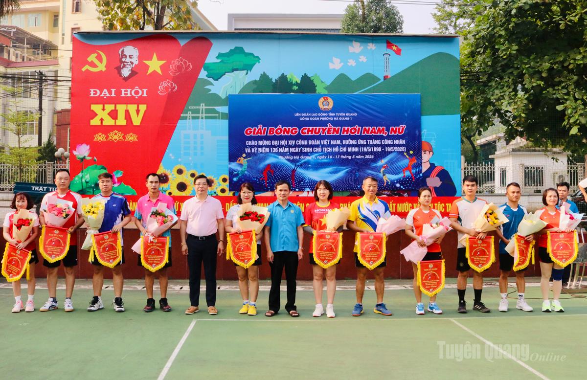 Các đại biểu tặng Cờ lưu niệm cho các đội tham gia giải đấu.