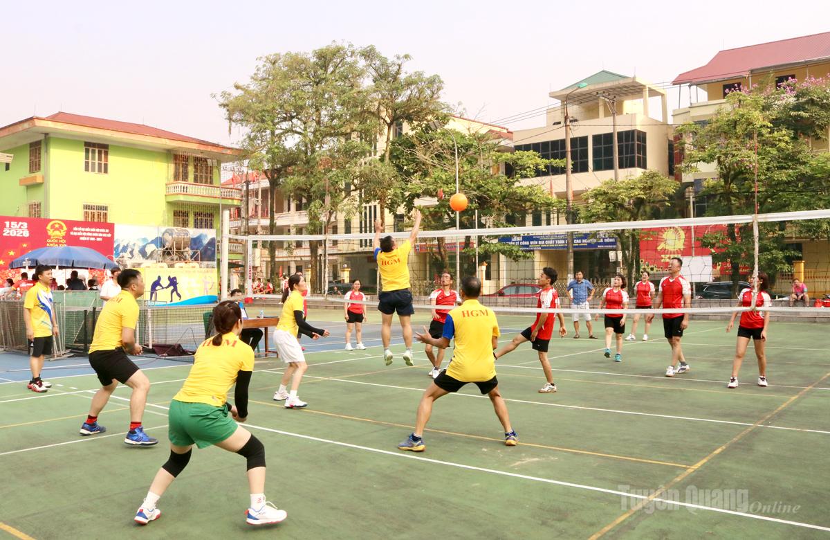 Trận đấu hấp dẫn giữa đội Công đoàn Công ty CP Cơ Khí & Khoáng sản Hà Giang và Công đoàn Trung tâm dịch vụ cấp thoát nước và Môi trường khu vực Vị Xuyên.