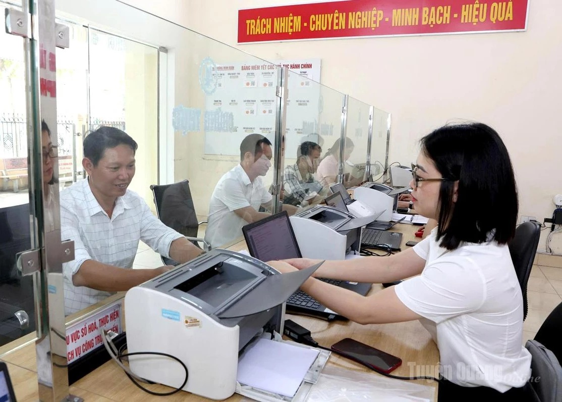 Staff at Minh Xuan Ward Public Administrative Service Center assist residents with administrative procedures.