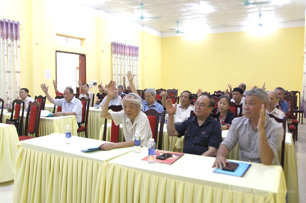 Các đại biểu bầu Ban Chấp hành Chi hội Văn học Nghệ thuật các DTTS Việt Nam tỉnh Tuyên Quang khóa mới.