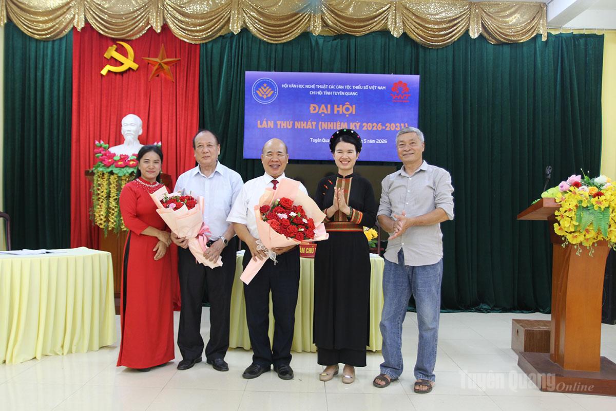Đại hội tặng hoa chia tay các đồng chí trong BCH Chi hội khóa 2019-2025.