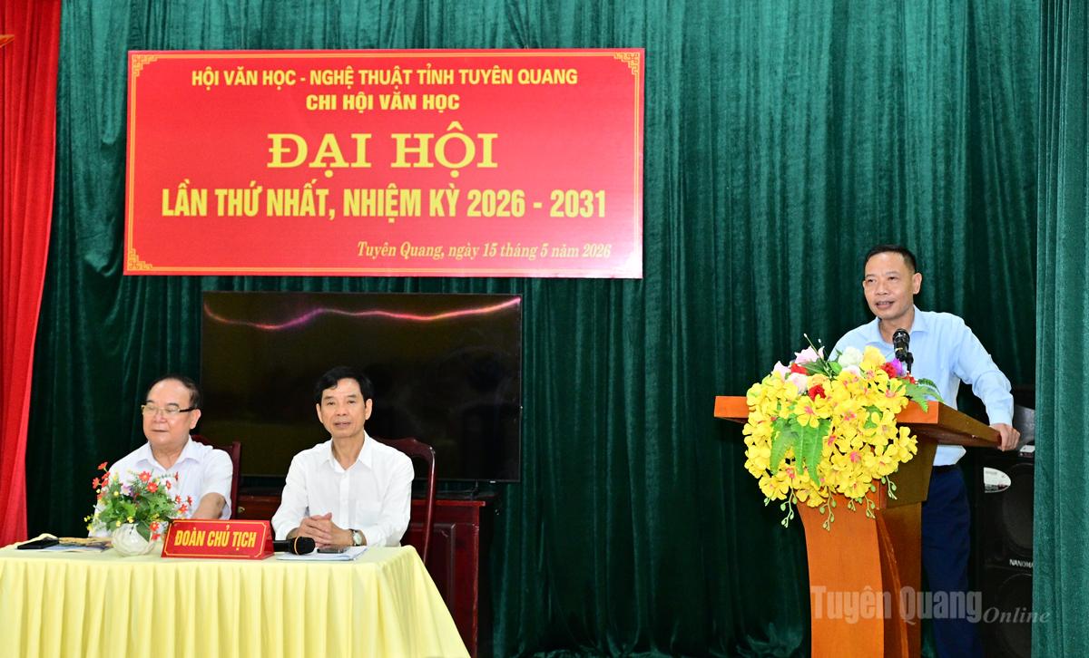 Nhà thơ Tạ Bá Hương, Chủ tịch Hội Văn học nghệ thuật Tuyên Quang phát biểu tại Đại hội.