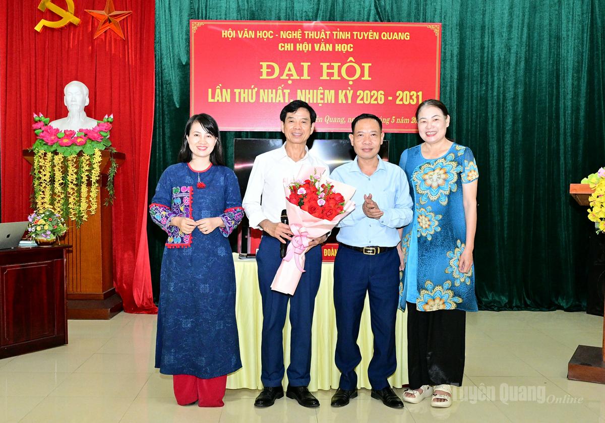 Nhà thơ Tạ Bá Hương, Chủ tịch Hội VHNT tỉnh Tuyên Quang tặng hoa chúc mừng Ban Chấp hành Chi hội Văn học Tuyên Quang khóa mới.