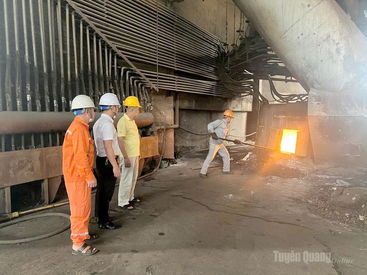 Cán bộ Công ty Điện lực Tuyên Quang kiểm tra, đánh giá nhu cầu phụ tải tại Công ty cổ phần Luyện kim Tuyên Quang.