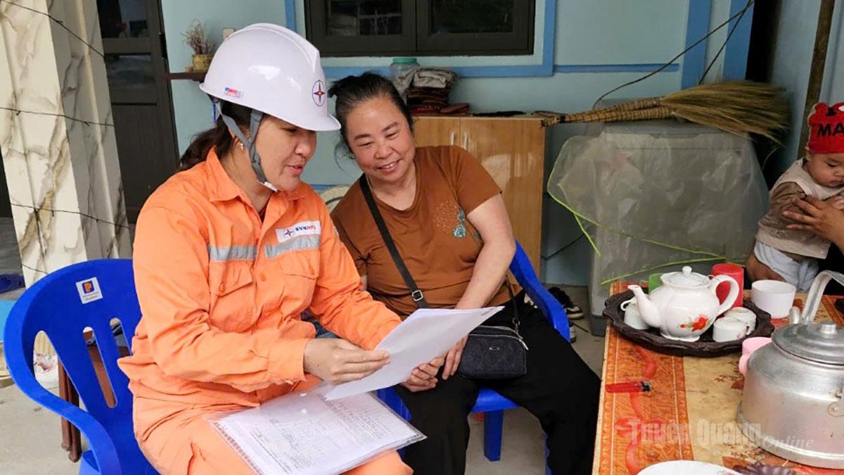 Cán bộ nhân viên Công ty Điện lực Tuyên Quang tuyên truyền cho nhân dân sử dụng điện an toàn, tiết kiệm, hiệu quả.