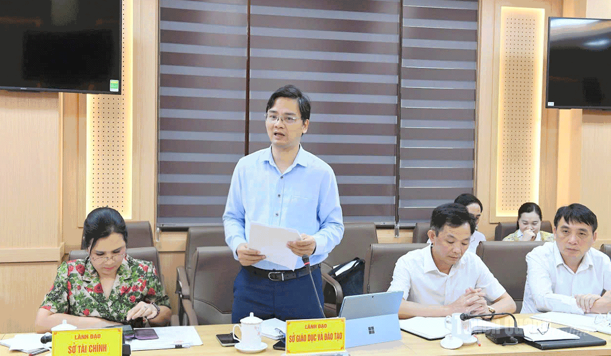 Lãnh đạo Sở Giáo dục và Đào tạo báo cáo công tác đào tạo nghề cho lao động trên địa bàn tỉnh.