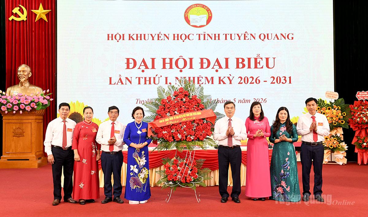 Các đồng chí lãnh đạo tỉnh tặng hoa chúc mừng đại hội.
