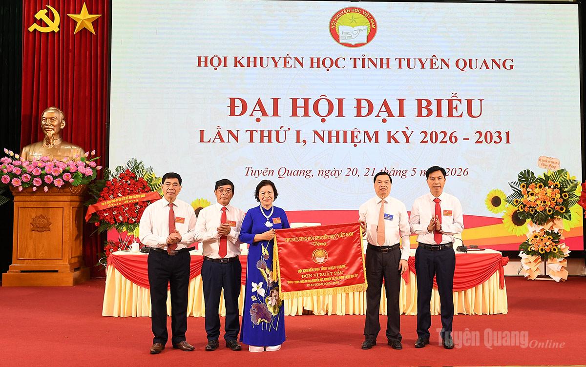 Đồng chí Lê Mạnh Hùng, Phó Chủ tịch, Tổng thư ký Hội khuyến học Việt Nam trao Cờ thi đua Đơn vị xuất sắc cho Hội Khuyến học tỉnh.