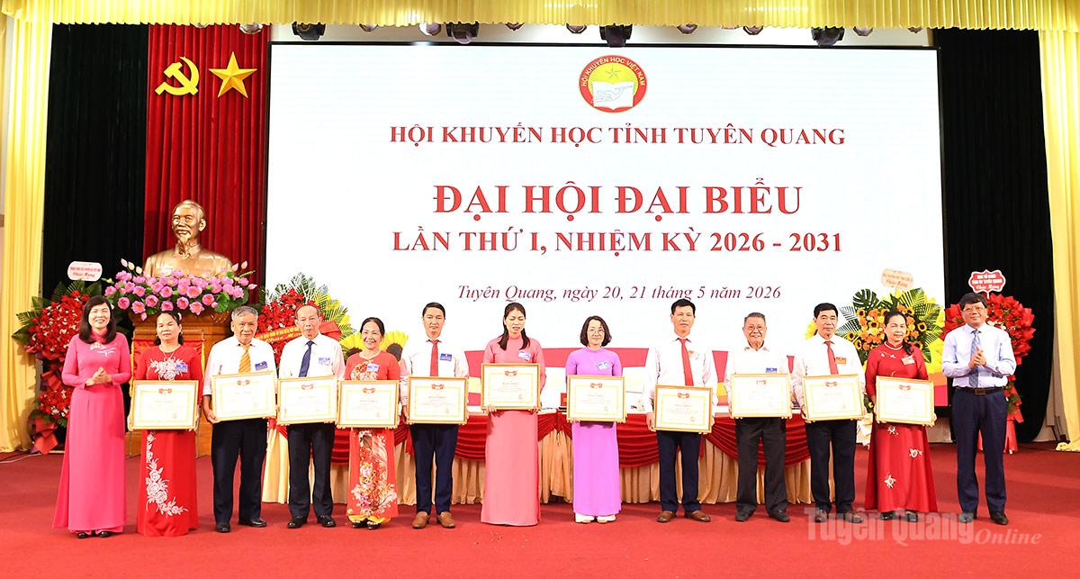 Đồng chí Phó Chủ tịch HĐND tỉnh Phạm Thị Minh Xuân và đồng chí Phó Chủ tịch Thường trực Ủy ban MTTQ Việt Nam tỉnh Hà Trung Kiên trao Bằng khen cho các tập thể và cá nhân.