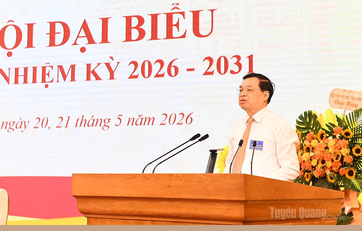 Đồng chí Lê Mạnh Hùng, Phó Chủ tịch, Tổng thư ký Hội khuyến học Việt Nam phát biểu tại đại hội.