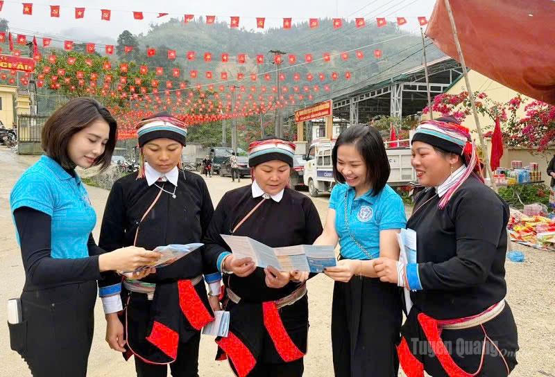 Cán bộ BHXH tổ chức tuyên truyền chính sách BHXH, BHYT cho người dân trên địa bàn xã Lao Chải.
