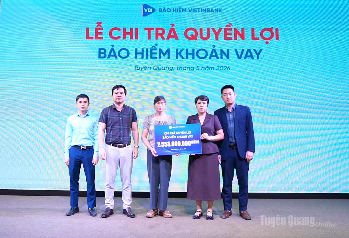 Bảo hiểm VietinBank tổ chức chi trả quyền lợi bảo hiểm cho khách hàng.