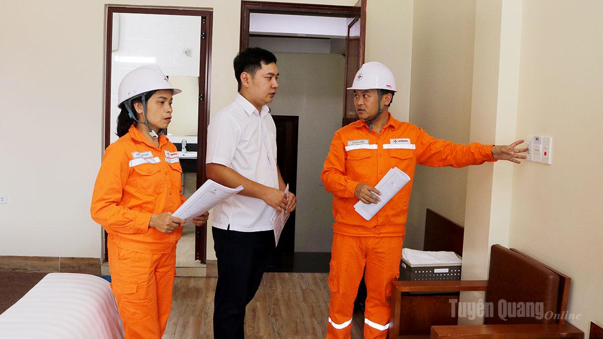 Cán bộ Điện lực Hà Giang tuyên truyền về các giải pháp tiết kiệm điện cho người dân trên địa bàn.
