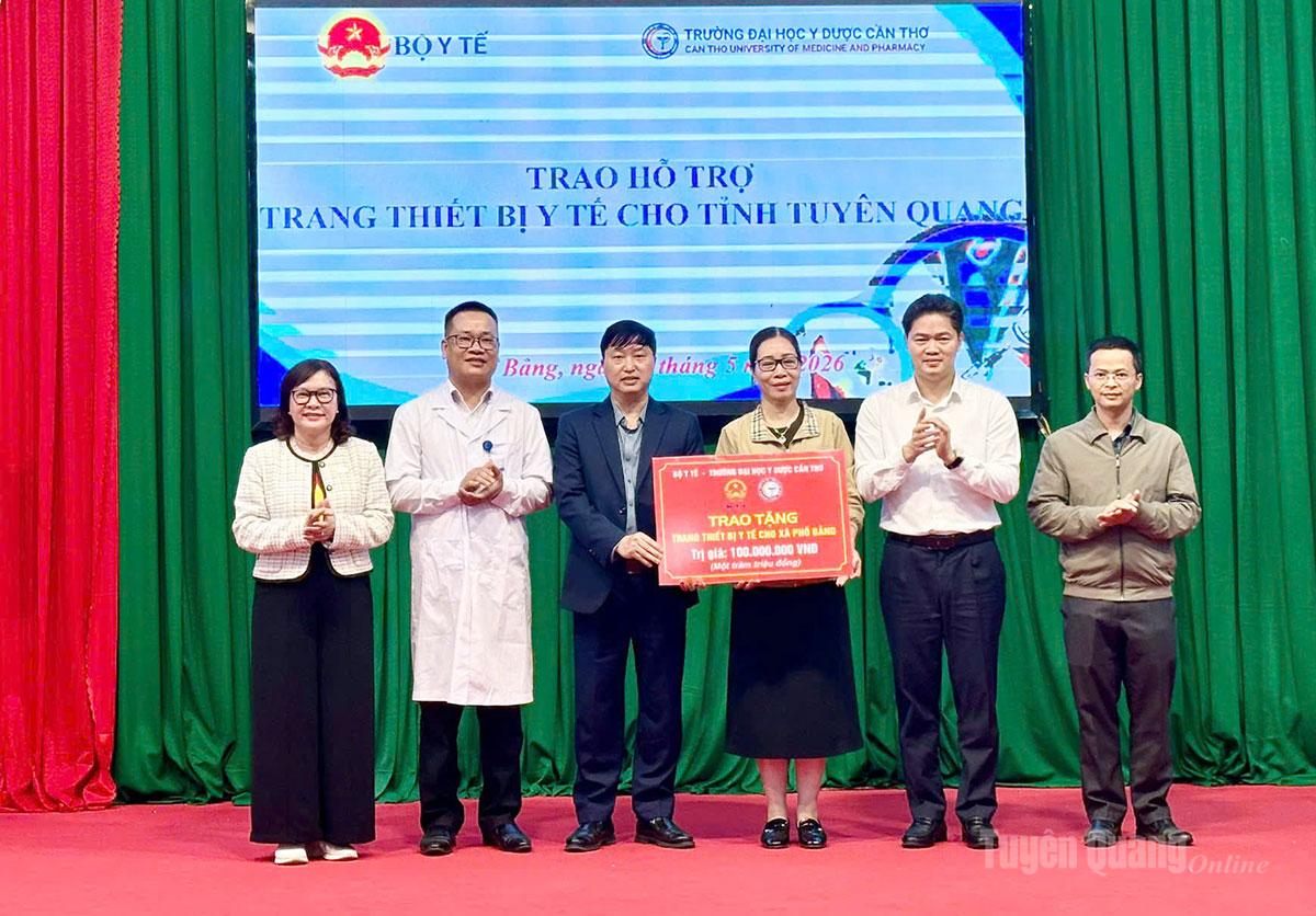 Đoàn công tác Bộ Y tế đã trao tặng trang thiết bị y tế cho xã Phố Bảng.