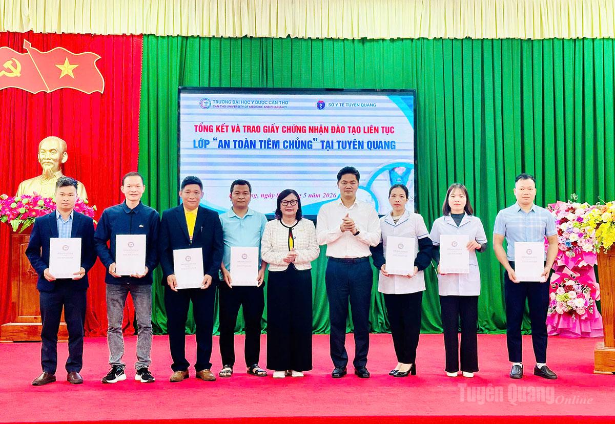 Trao giấy chứng nhận hoàn thành khóa đào tạo liên tục “An toàn tiêm chủng” cho các học viên.
