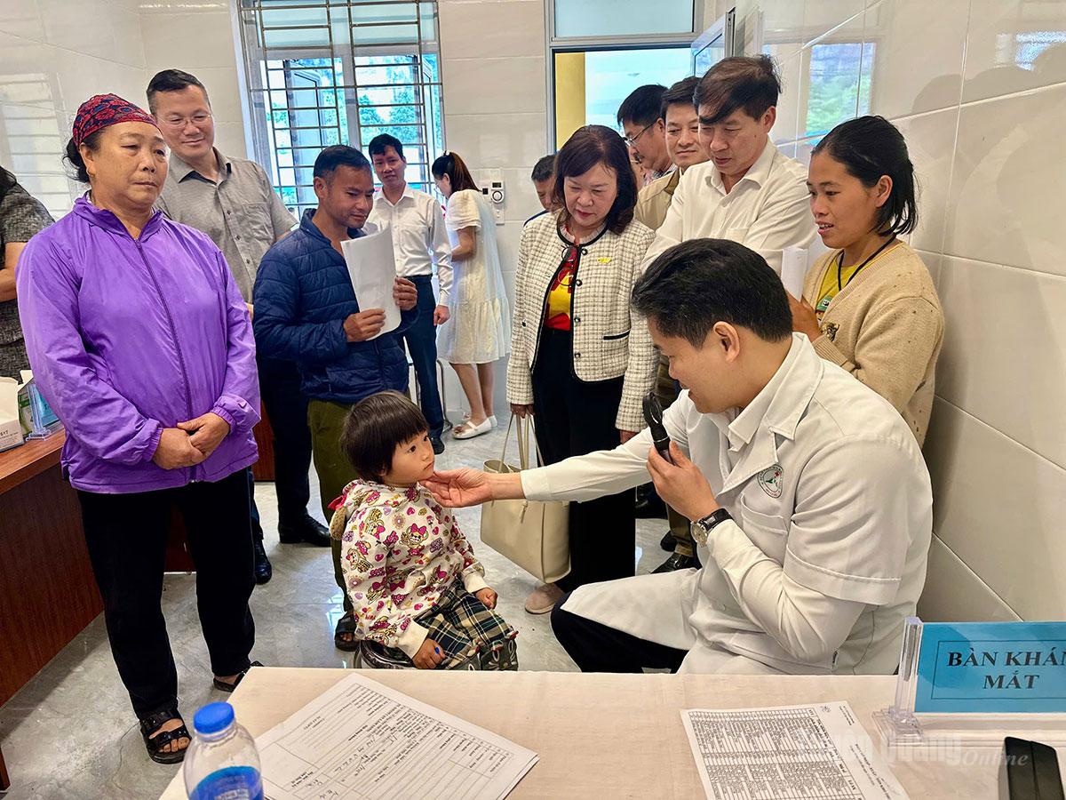 Thứ trưởng Thường trực Bộ Y tế Vũ Mạnh Hà thăm khám cho bệnh nhân tại chương trình.
