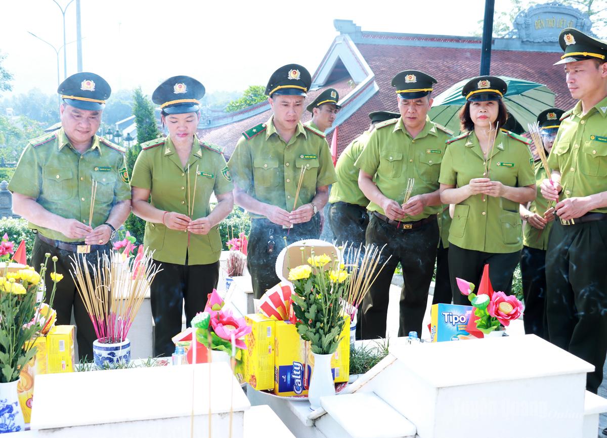 Các đại biểu thắp hương phần mộ liệt sĩ.