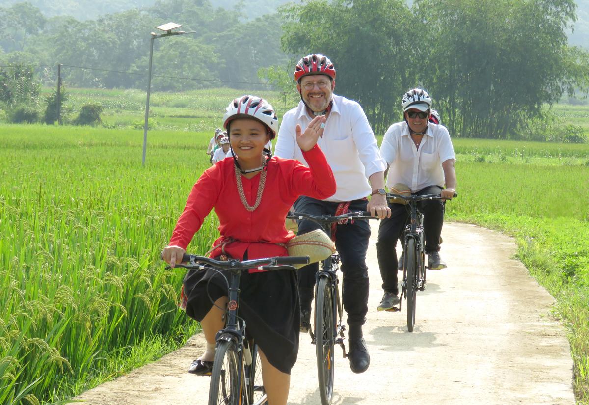 Đoàn công tác Đại sứ quán Thụy Sĩ tại Việt Nam đạp xe tham quan cảnh quan trong thôn Khun, xã Bằng Lang.