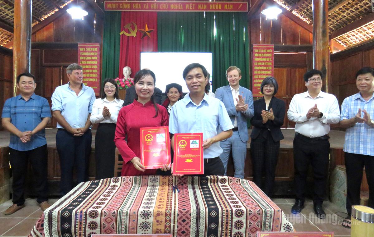 Nghi lễ ký kết hợp tác giữa UBND xã Bằng Lang với Hiệp hội Du lịch tỉnh.