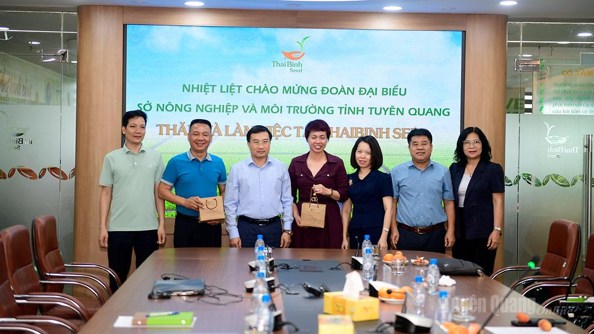 Đoàn công tác tặng quà cho Công ty cổ phần tập đoàn Thaibinh Seed.