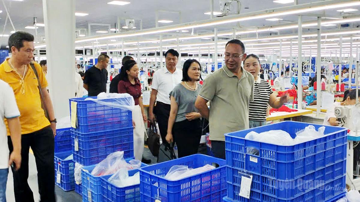 Đoàn đại biểu Ban Quản lý Khu hợp tác kinh tế biên giới Malypho (Trung Quốc) khảo sát tại Khu công nghiệp Bình Vàng, xã Vị Xuyên.