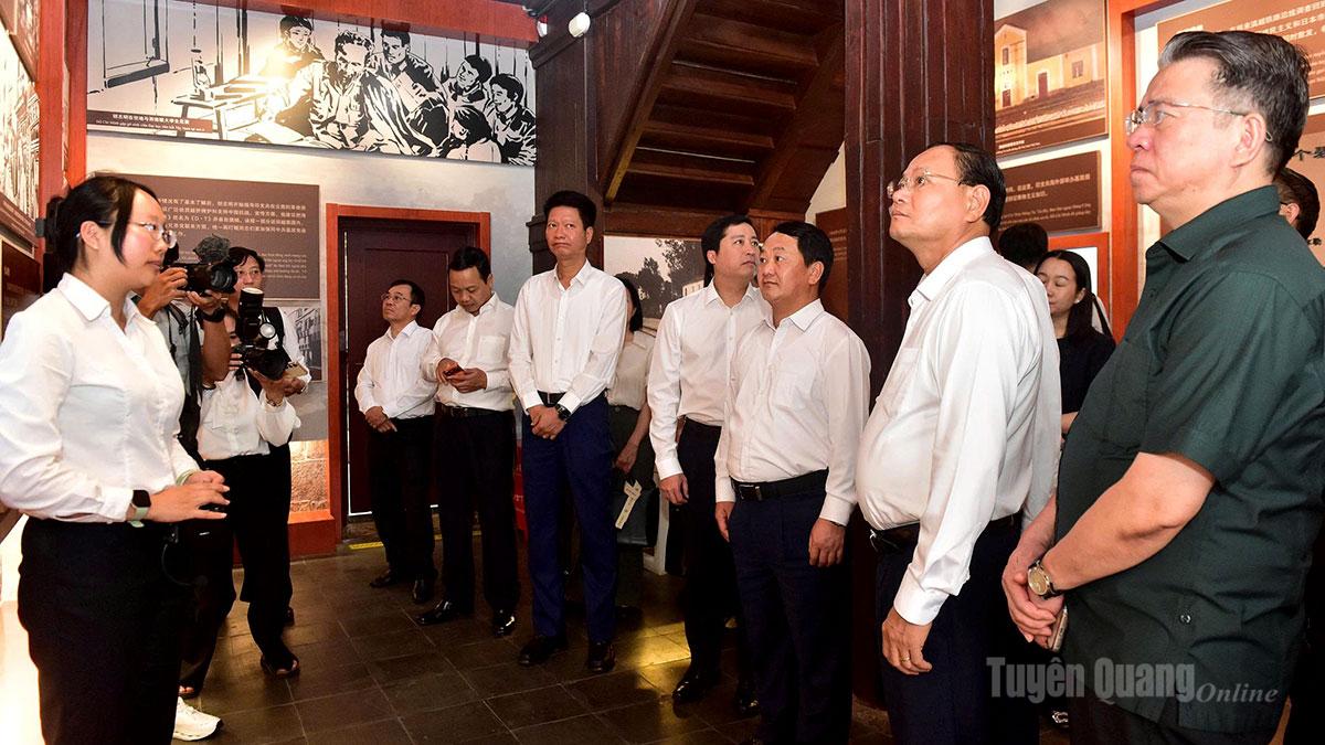 Bí thư Tỉnh ủy Hầu A Lềnh cùng Đoàn công tác của tỉnh và lãnh đạo các tỉnh Lào Cai, Điện Biên, Lai Châu đến thăm nơi ở và làm việc của Chủ tịch Hồ Chí Minh tại thành phố Côn Minh.