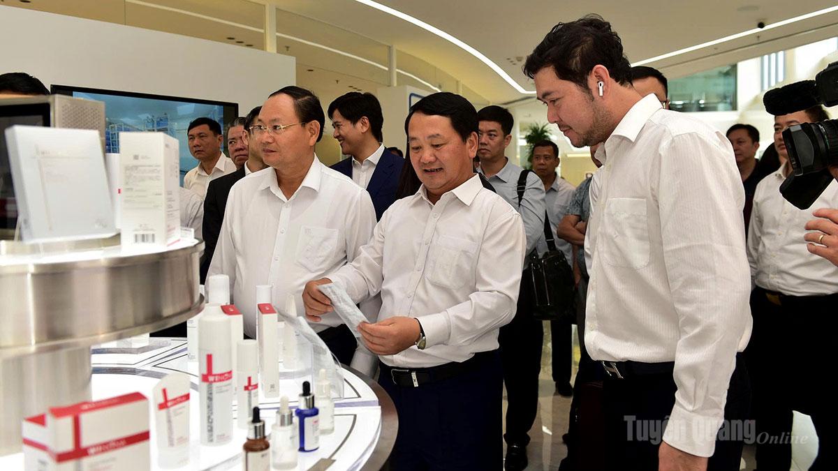 Bí thư Tỉnh ủy Hầu A Lềnh thăm khu trưng bày sản phẩm của Công ty Cổ phần Tập đoàn Công nghệ sinh học Bối Thái Ni, Vân Nam.