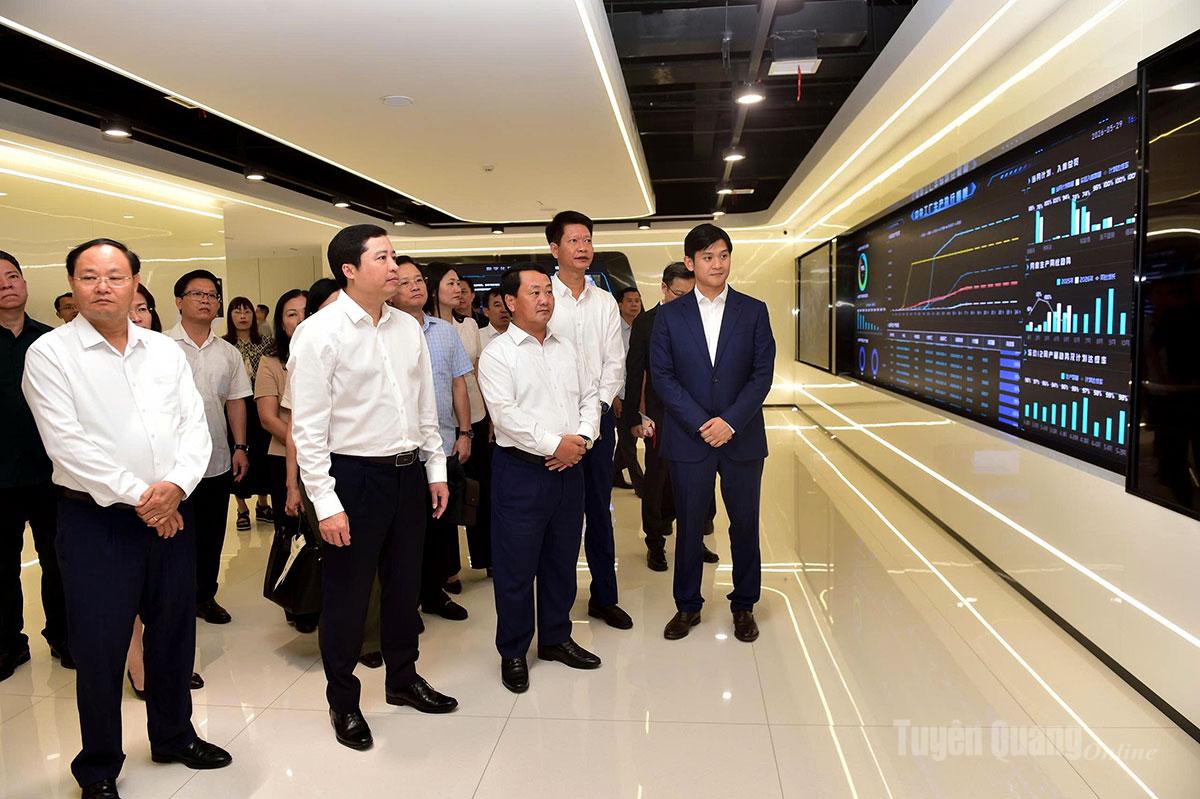 Bí thư Tỉnh ủy Hầu A Lềnh khảo sát Trung tâm điều khiển thông minh của Công ty Cổ phần Tập đoàn Công nghệ sinh học Bối Thái Ni, Vân Nam.