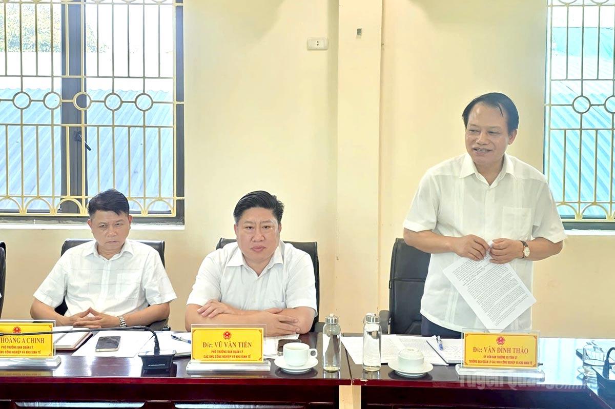 Đồng chí Vân Đình Thảo, Ủy viên BTV Tỉnh ủy Trưởng ban Ban quản lý các khu công nghiệp và khu kinh tế phát biểu tại buổi làm việc.