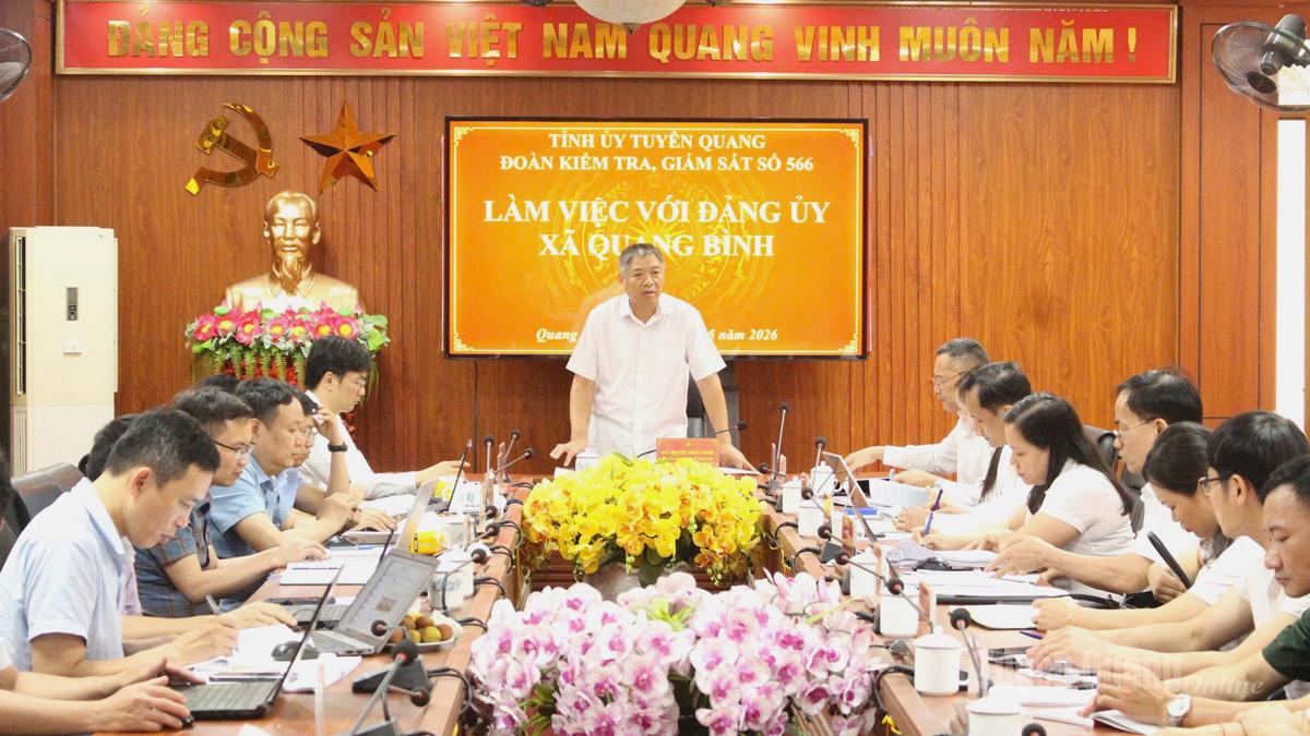 Đồng chí Nguyễn Hồng Trang, Ủy viên BTV Tỉnh ủy, Phó Bí thư Thường trực Đảng ủy các cơ quan Đảng tỉnh chủ trì buổi làm việc với BTV Đảng ủy xã Quang Bình.