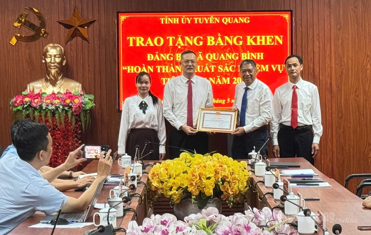 Đồng chí Nguyễn Hồng Trang, trao Bằng khen của BTV Tỉnh ủy cho đại diện BTV Đảng uỷ xã Quang Bình.