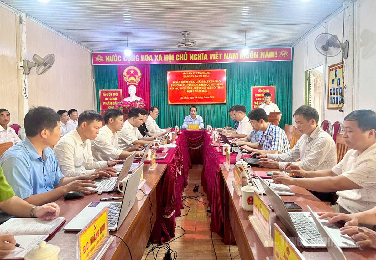 Quang cảnh buổi làm việc tại xã Hồ Thầu.
